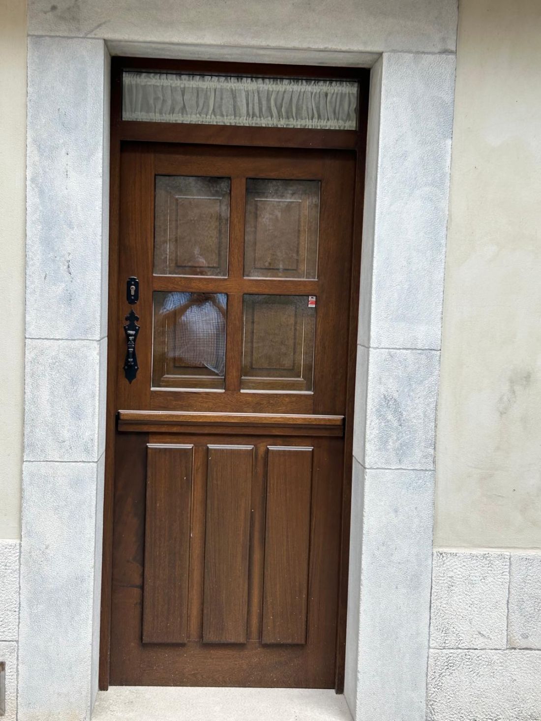 Puerta cuarteron con vidrio fijo en el marco