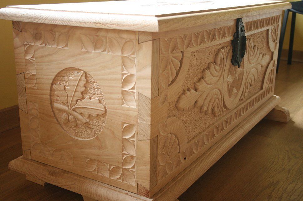 Arca tradicional decorada con motivos típicos, rústica. En madera de castaño.